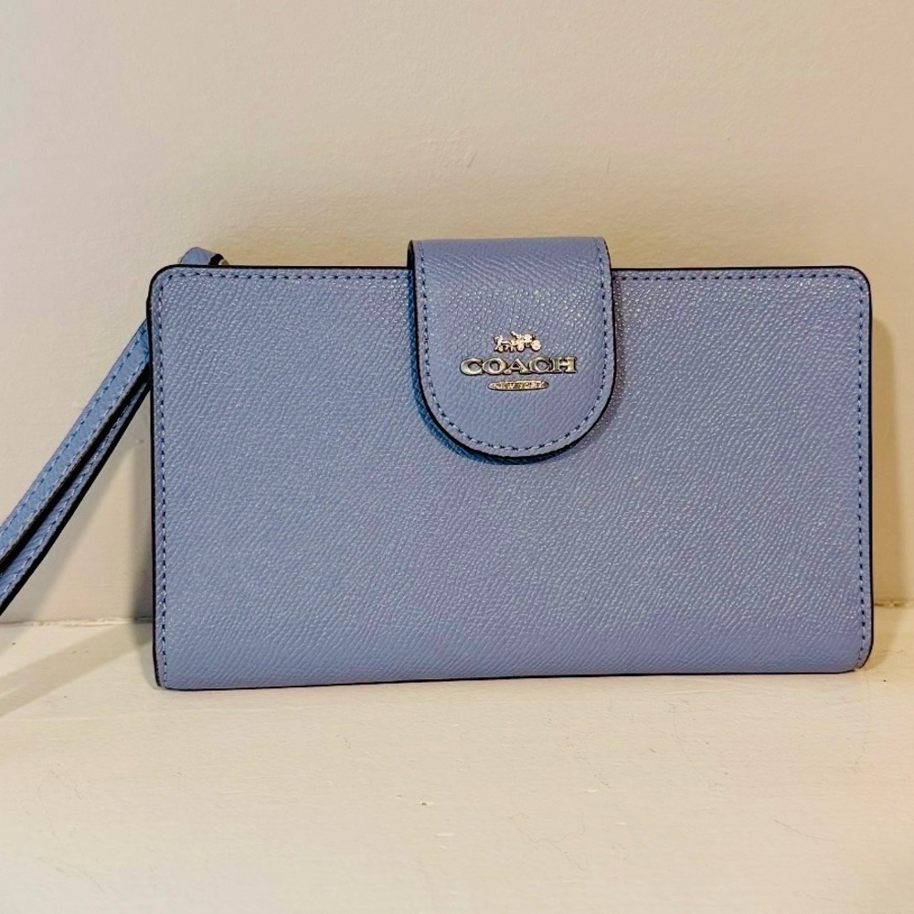 🔥 FLASH SALE🔥Coach Light Blue Wallet Wristlet NWT
Spring Pastel Clutch 💙